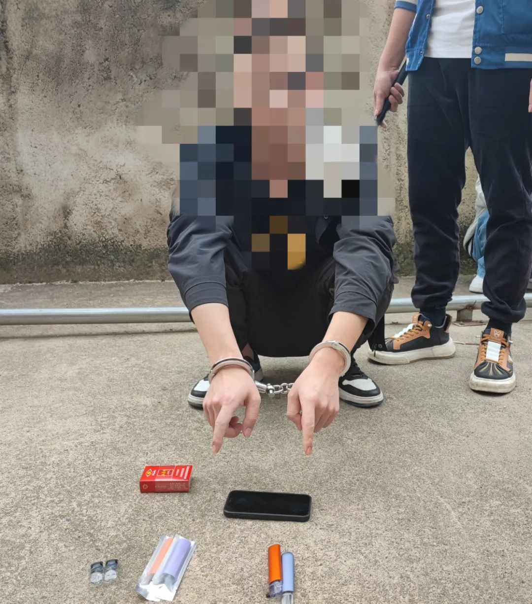 #男子毒瘾复发边吸边卖上头电子烟#¹从数据看，南方滥用依托咪酯的较多，像喝醉酒一