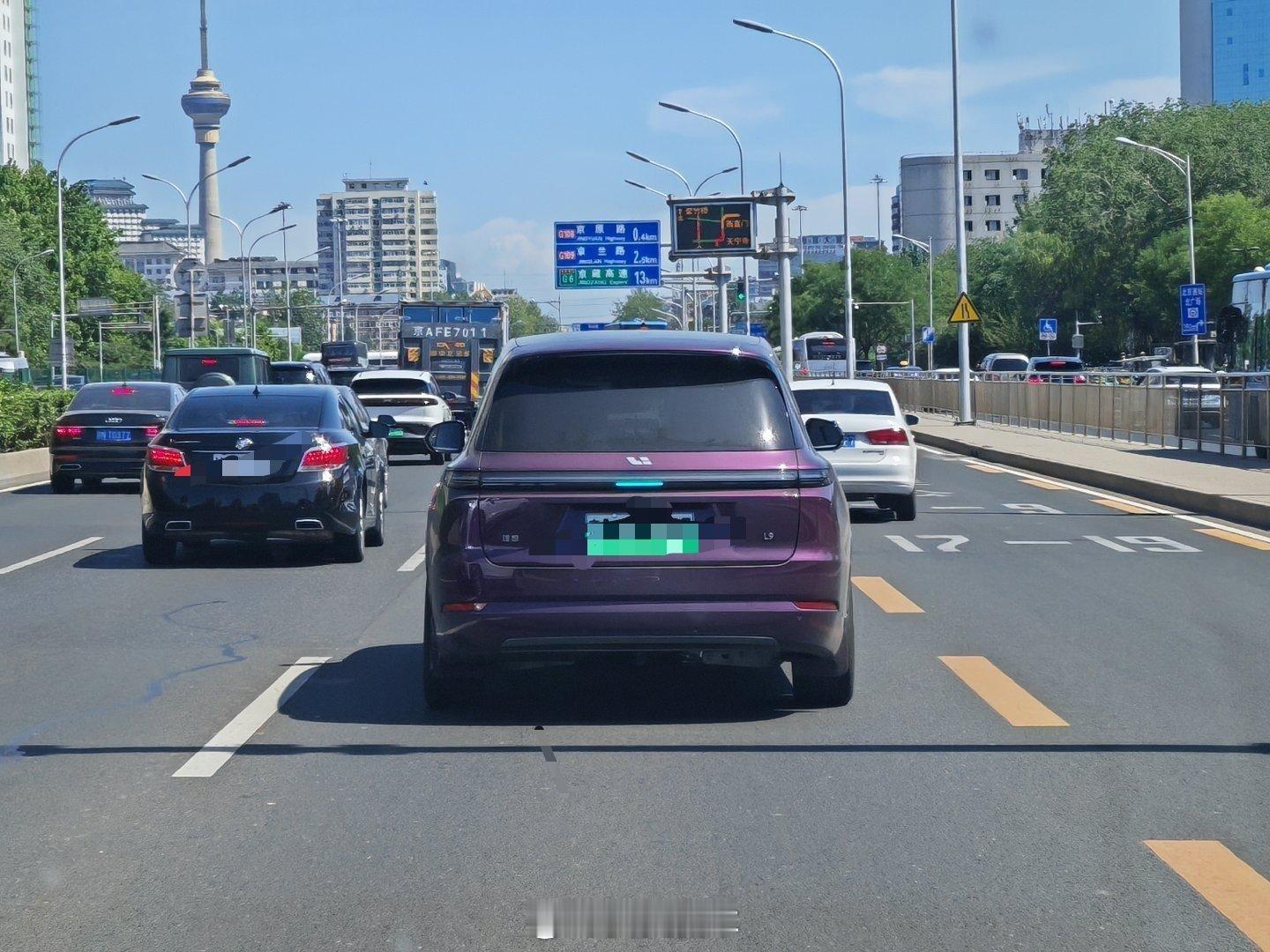 第一次见环路高峰开智驾的，走得挺稳就是老被加塞儿 ​​​
