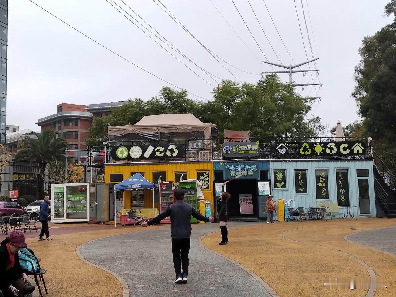 春城昆明室外温度降至7度，寒气逼人。气温骤降，老人们并没有放下锻炼的脚步，盘龙江