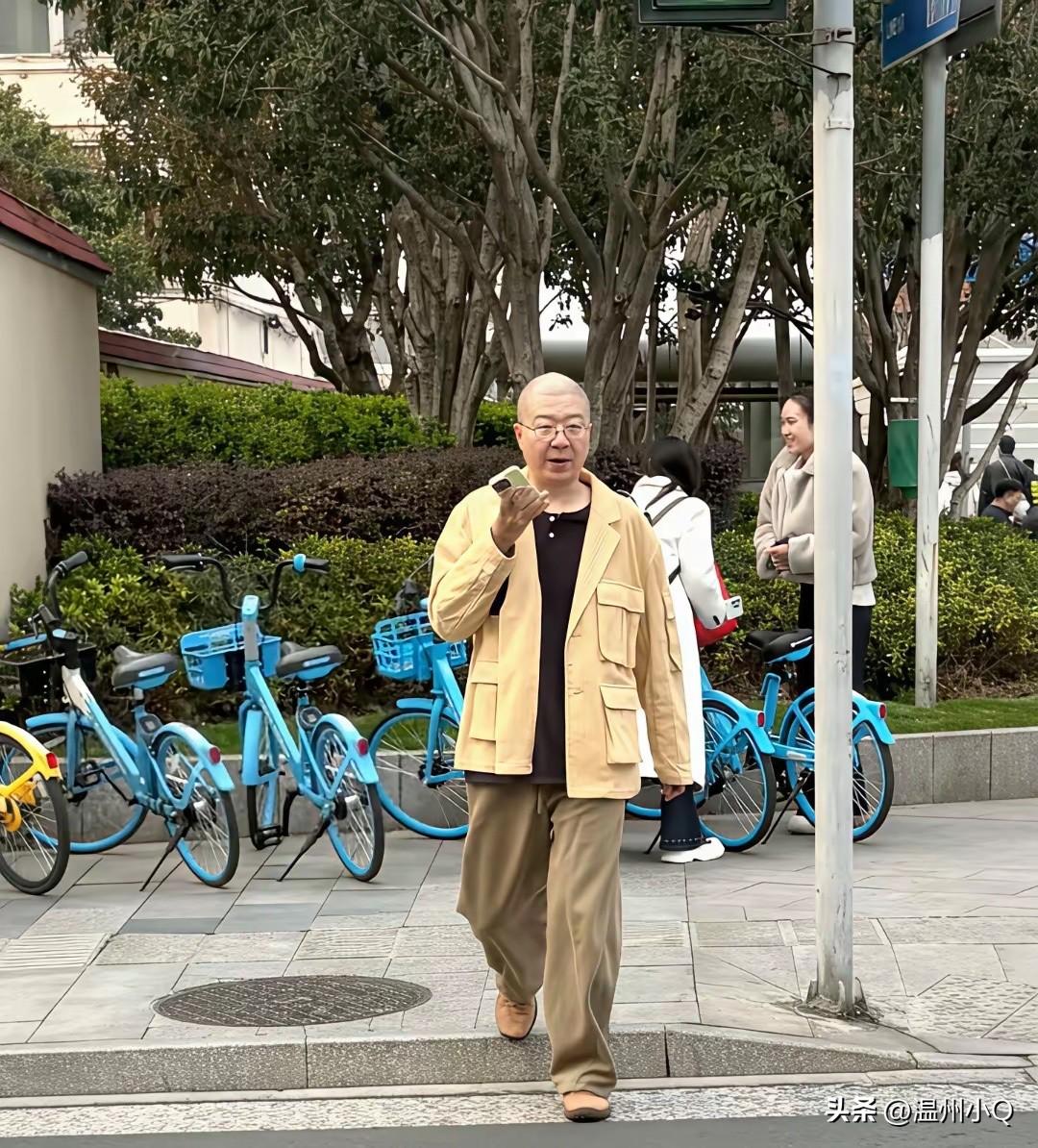 我怎么有种预感，蛋总以后的长相会趋向于二手玫瑰的梁龙。