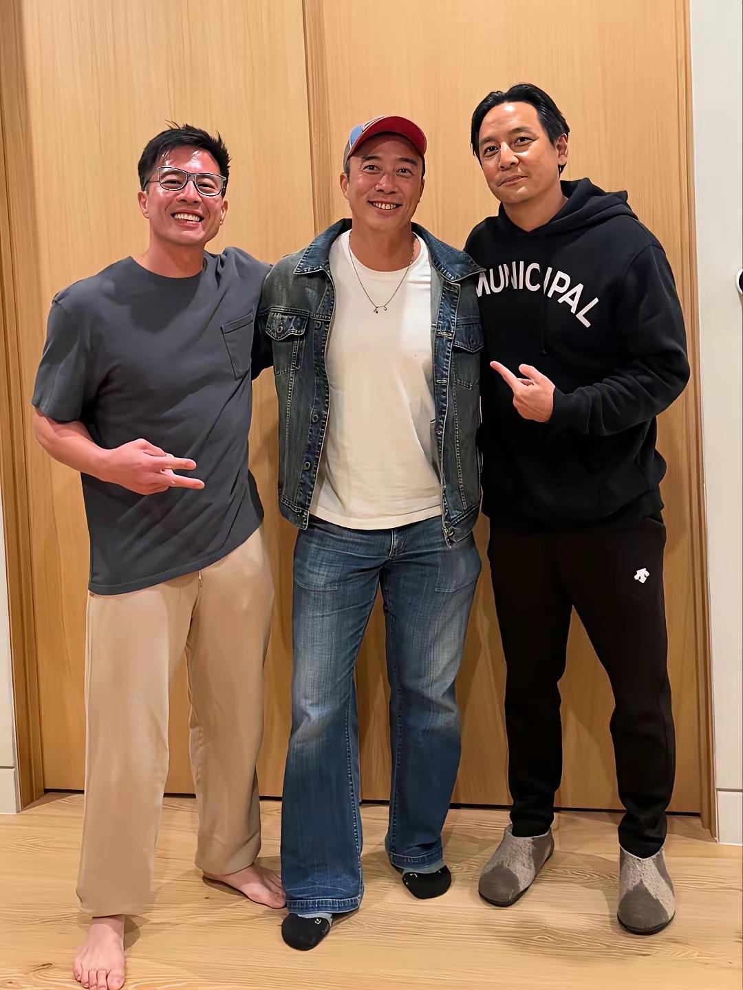 吴彦祖、安志杰与友人的昔日合影，中间这位有点认不清了。

近几年，吴彦祖直播教英