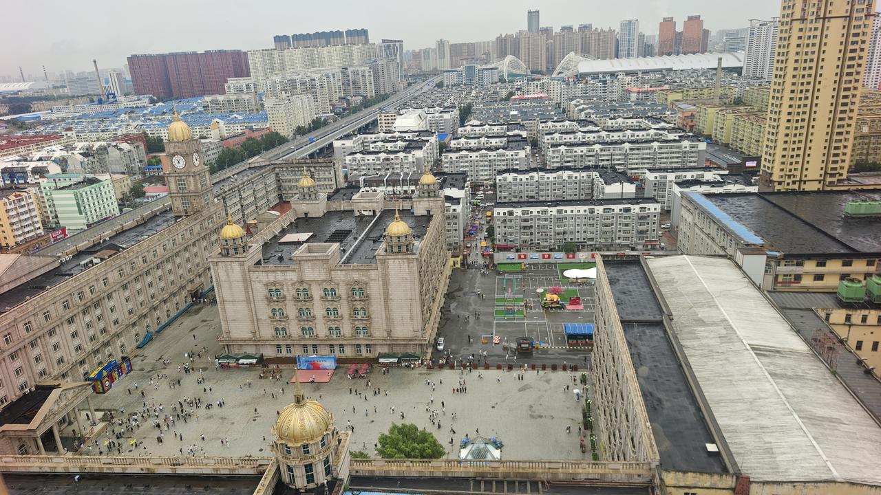 这几天卢浮宫怎么这么多游客啊？乌央乌央的！