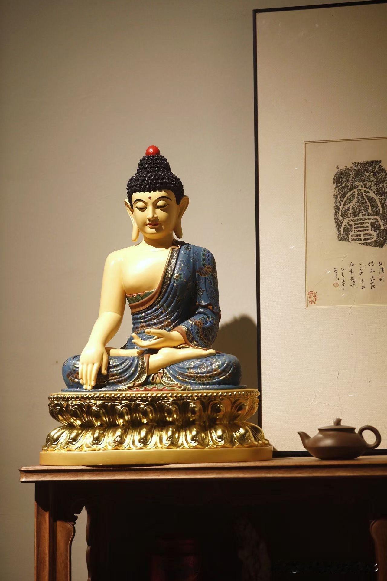 彩绘入木，金莲承静。

香樟木雕释迦摩尼佛，结跏安坐，法相沉静端庄，眉眼之间尽显