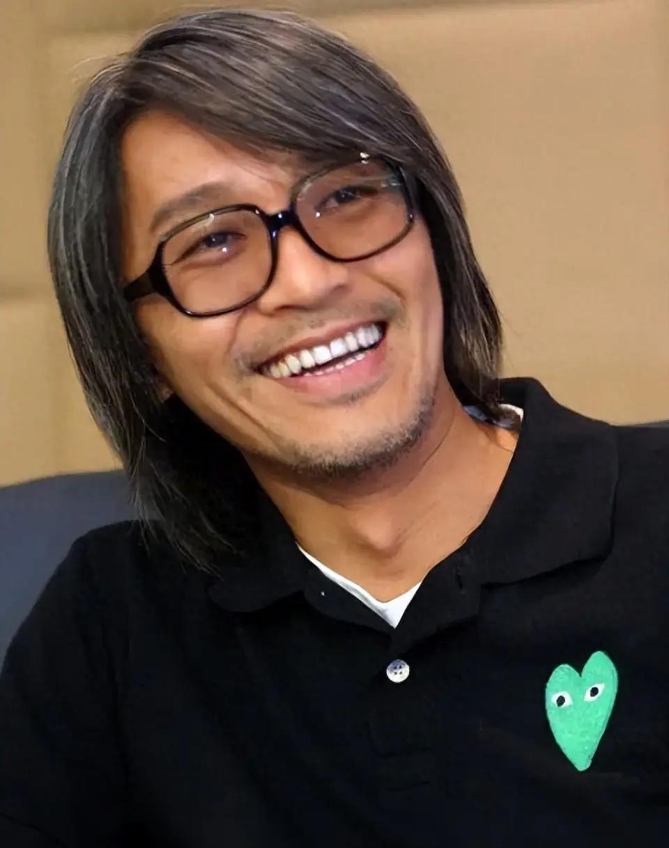 导演冯小刚说，周星驰算是偶像派，还是实力派，我在杭州问过他，我说他是偶像派，他很