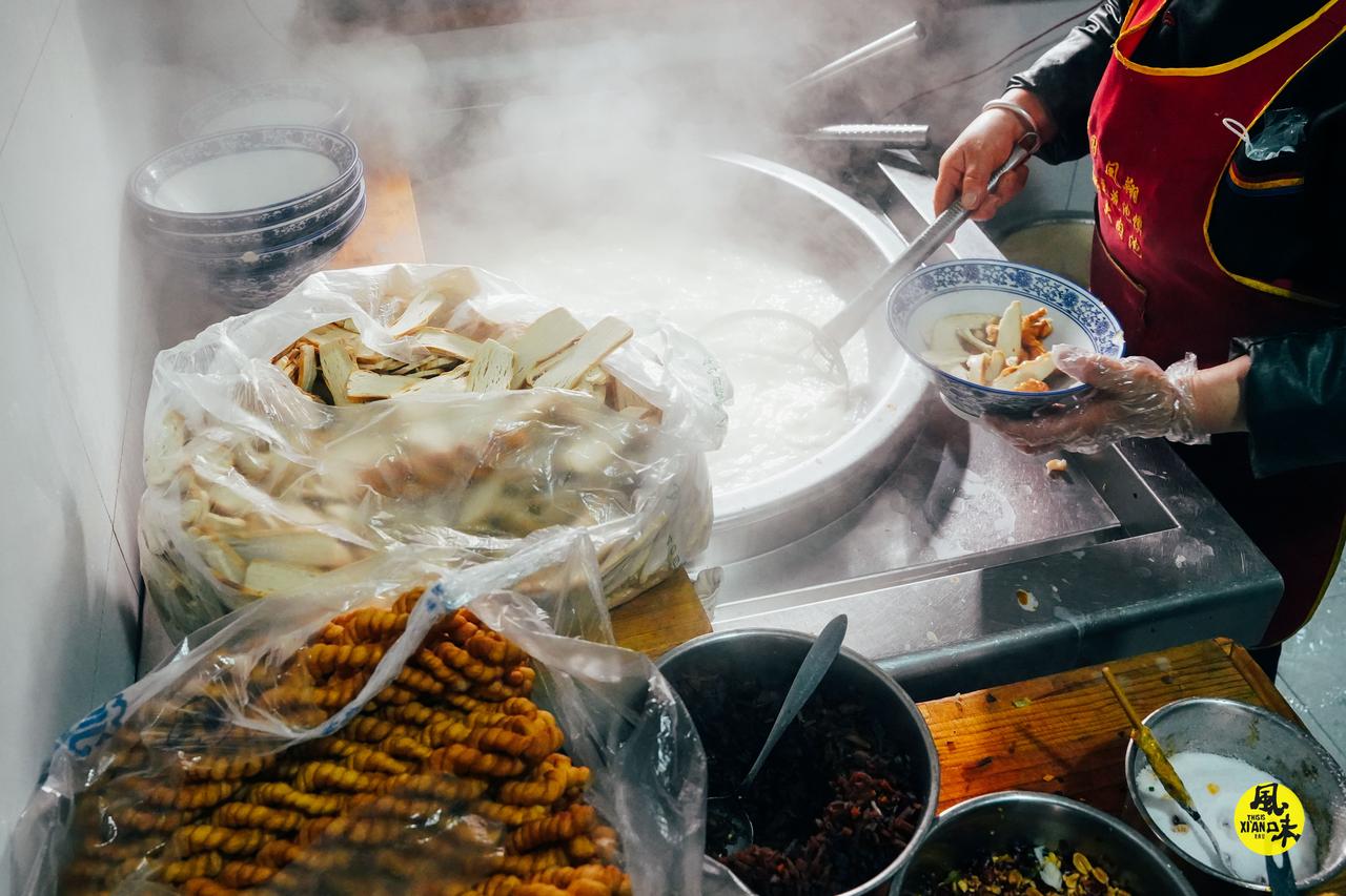 豆花泡馍，起源于西府地区的传统美食~~锅盔、豆花、豆浆、辣油，完美的融合在一起，