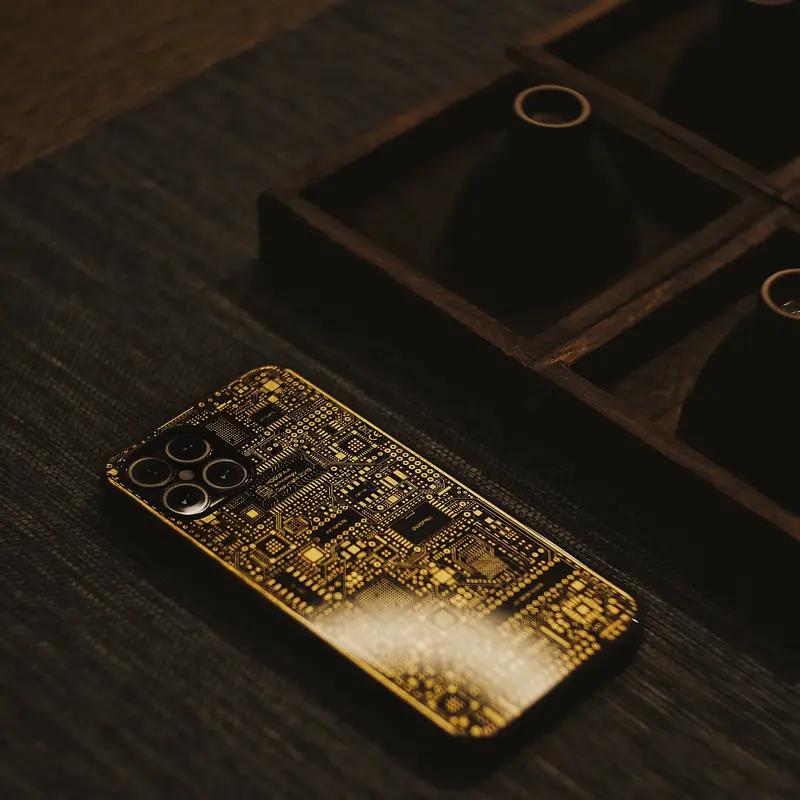 京东竟然推出了价值11299元起售的黄金手机壳，这究竟是为了满足高端需求还是另有