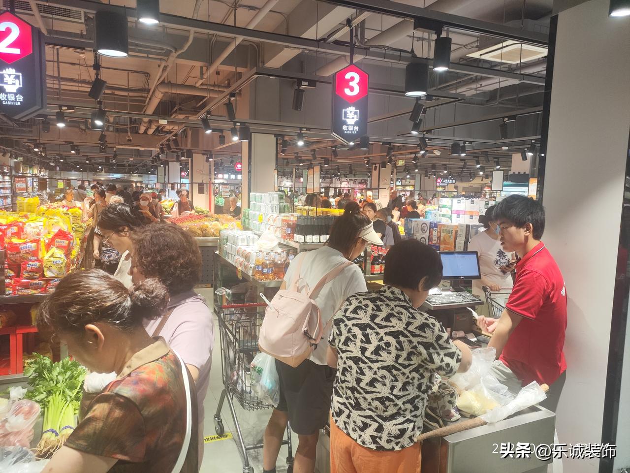 收银台前排起长队，满满都是熟客，足以看出这家德风超市人气有多旺。来往多是邻里街坊