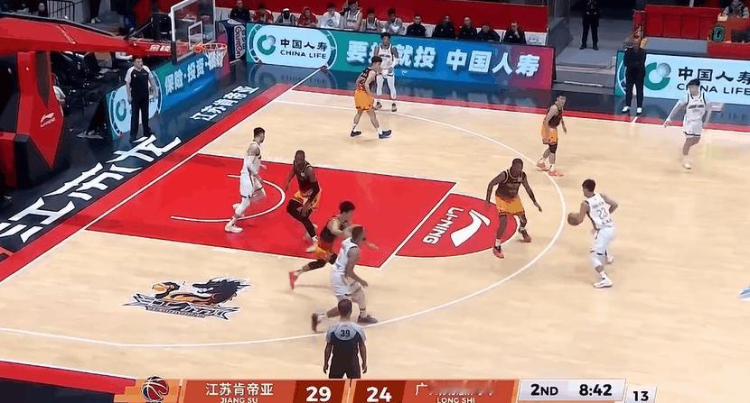 陈国豪打出优越感了！连续面对江苏两外援打进，这状元实力很强




陈国豪篮下连