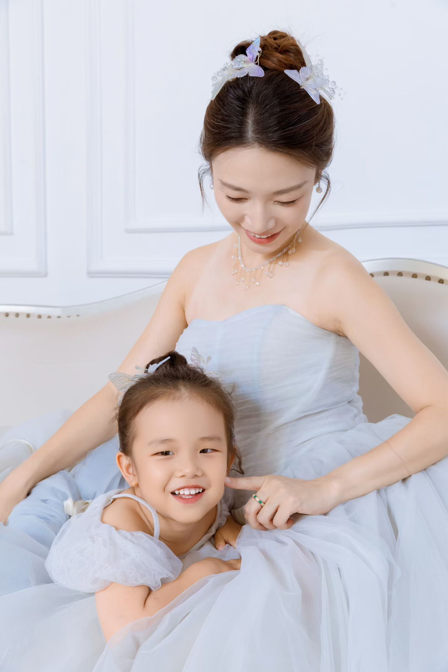 她说她想当公主。我认真回答：好呀，我们去演一下。毕竟童话不一定是真的，但我愿意接