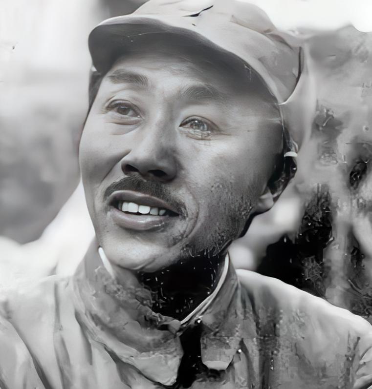 1940年秋，太行山黄崖洞兵工厂内，刘鼎正对着日军掷弹筒苦思。这不到3公斤的铁家