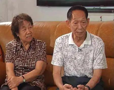 湖南安江农校，33岁的教师袁隆平是学生眼中的“怪人”。他不修边幅，皮肤黝黑，常年