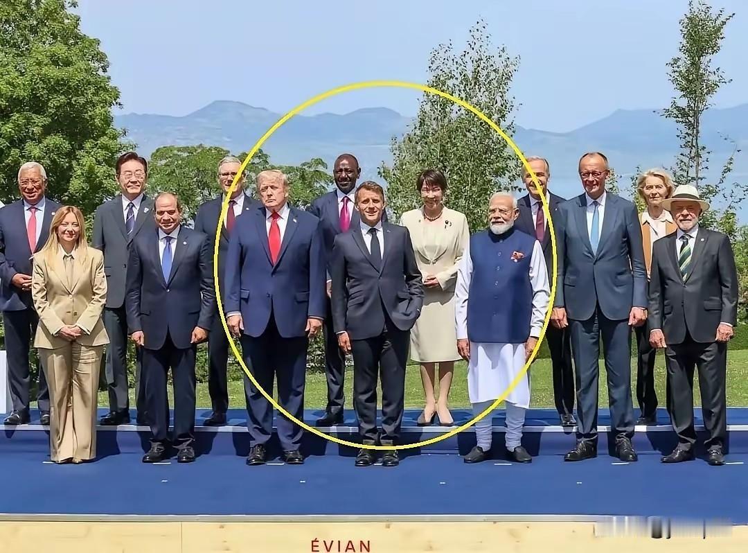 莫迪那身白长衫，看着是挺像英式管家的。可他就是要的这个效果，西装他不是穿不起，是