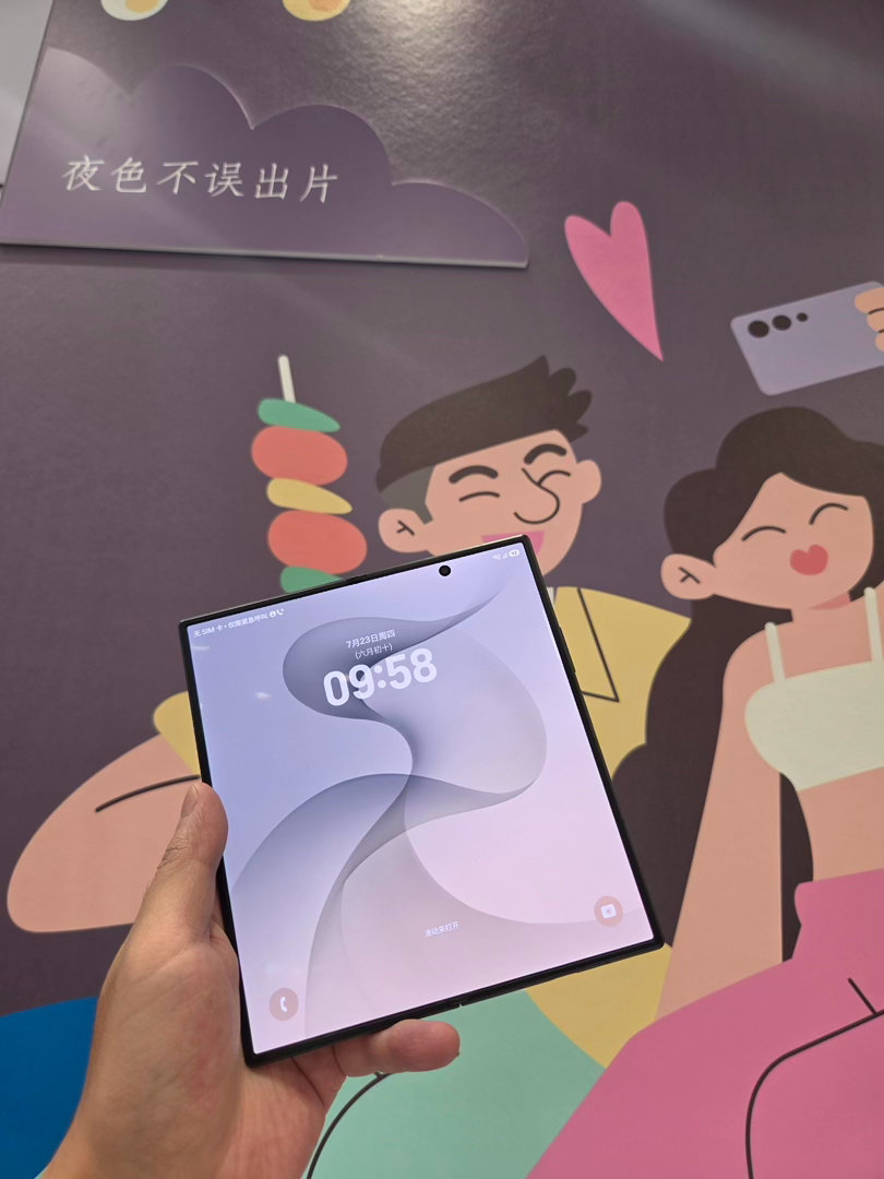 三星Galaxy Fold 8真的太轻薄了！真实4:3比例，追剧更沉浸了！全新铰