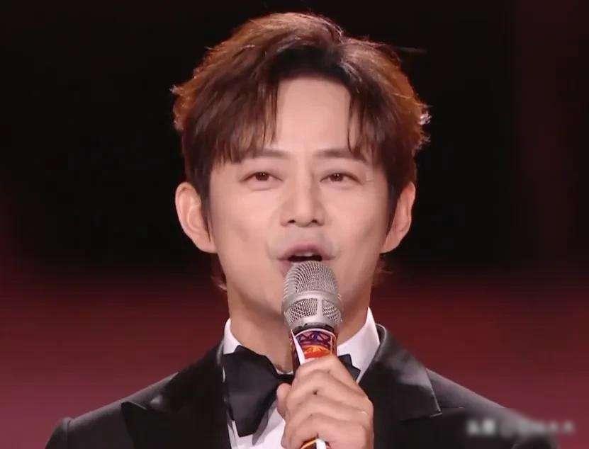 何炅汪涵还在撑场，新人难接班，电视主持断代危机浮现

2025年跨年晚会刚结束，