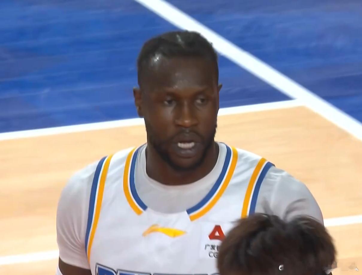 北京外援的问题不只是奥莫特那个位置谁来顶上了，斯佩尔曼和马蒂昂这俩兄弟也得证明证