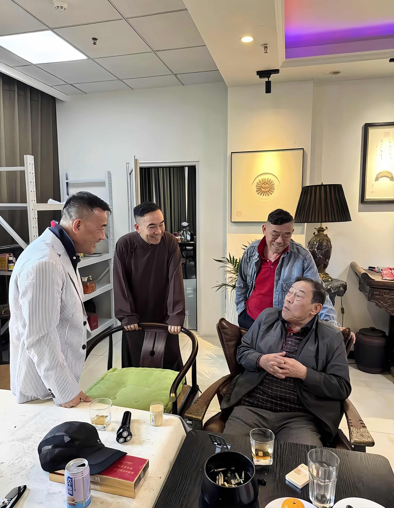 昔日，杨家四兄弟相聚，开心热聊，杨老爷子最想看到的画面。

如今，杨少华94岁高