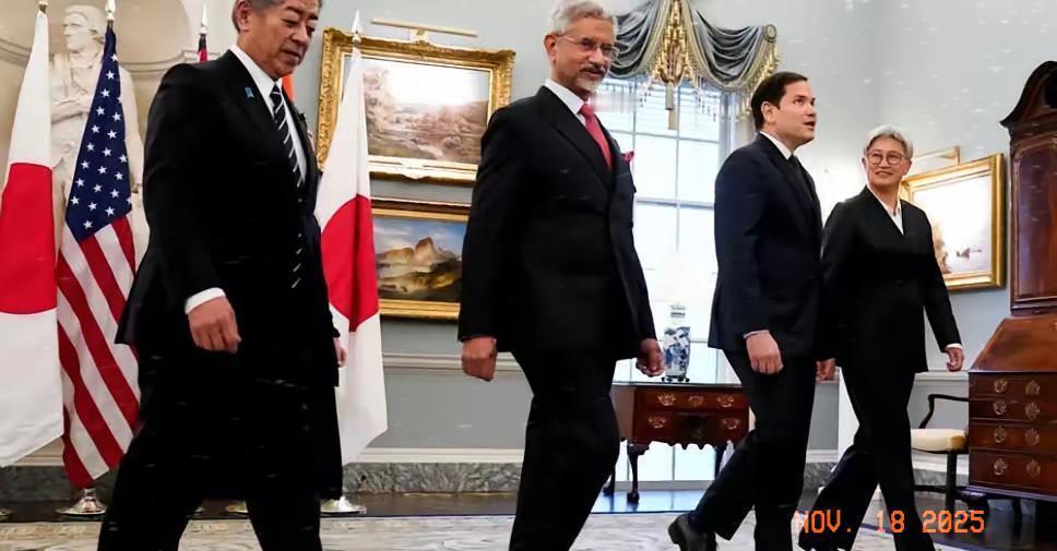 美国、日本、印度、澳大利亚突然宣布了，在南海启动首次四方联合海上安全演习。

这