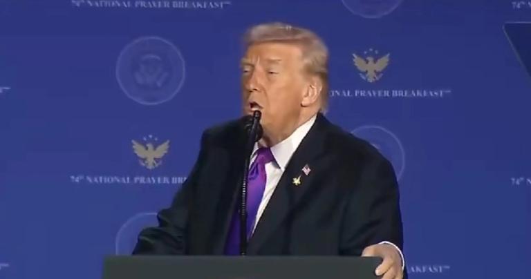 特朗普在演讲中公开进行一神教的宣传：“要成为一个伟大的国家，你必须有宗教信仰，你