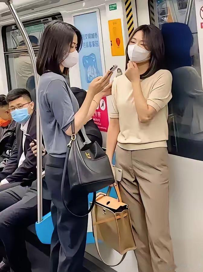 有的人明明穿得很朴素，但是看上去却气质逼人！这样的衣服也就是地摊里面39元一件的