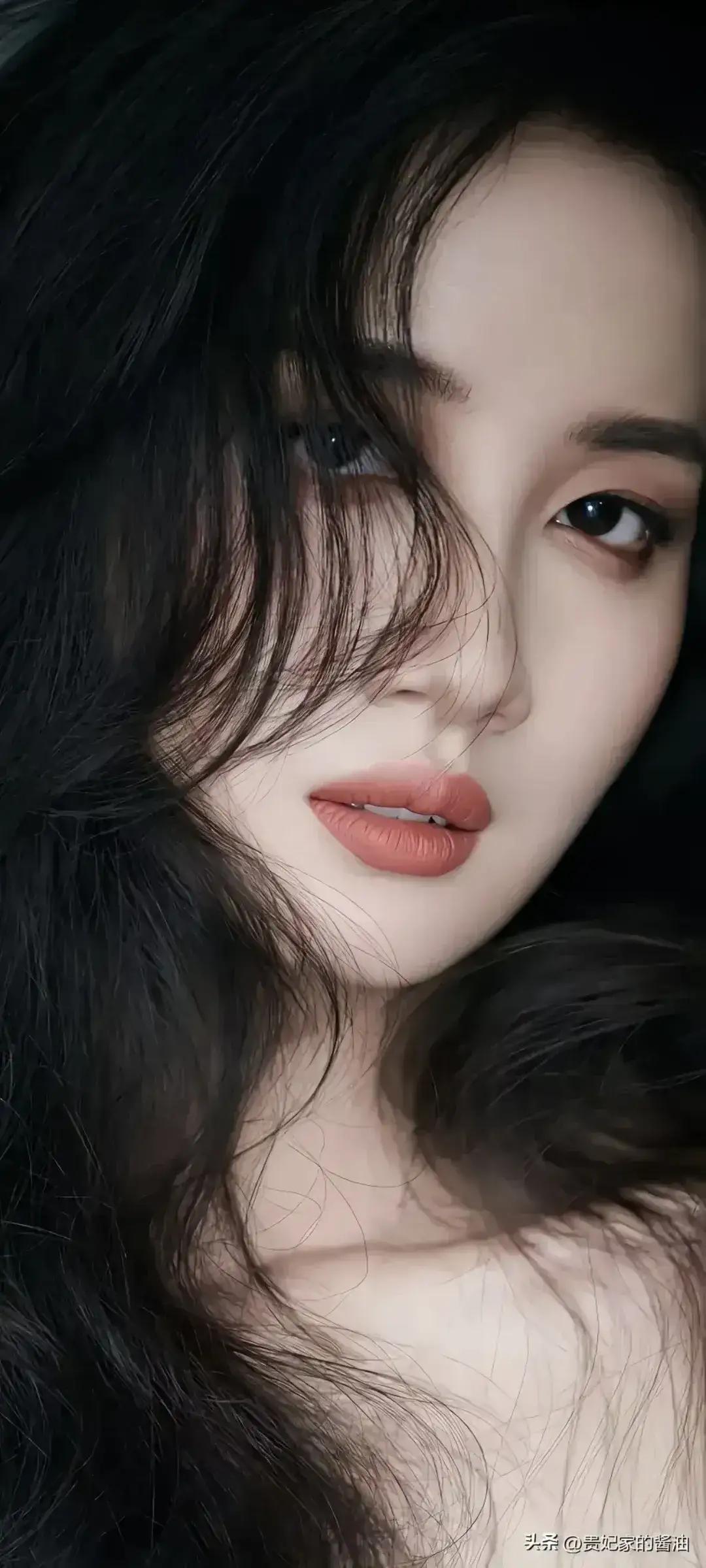黑发红唇，优雅迷人，尽显女性魅力！💝🌟🍀