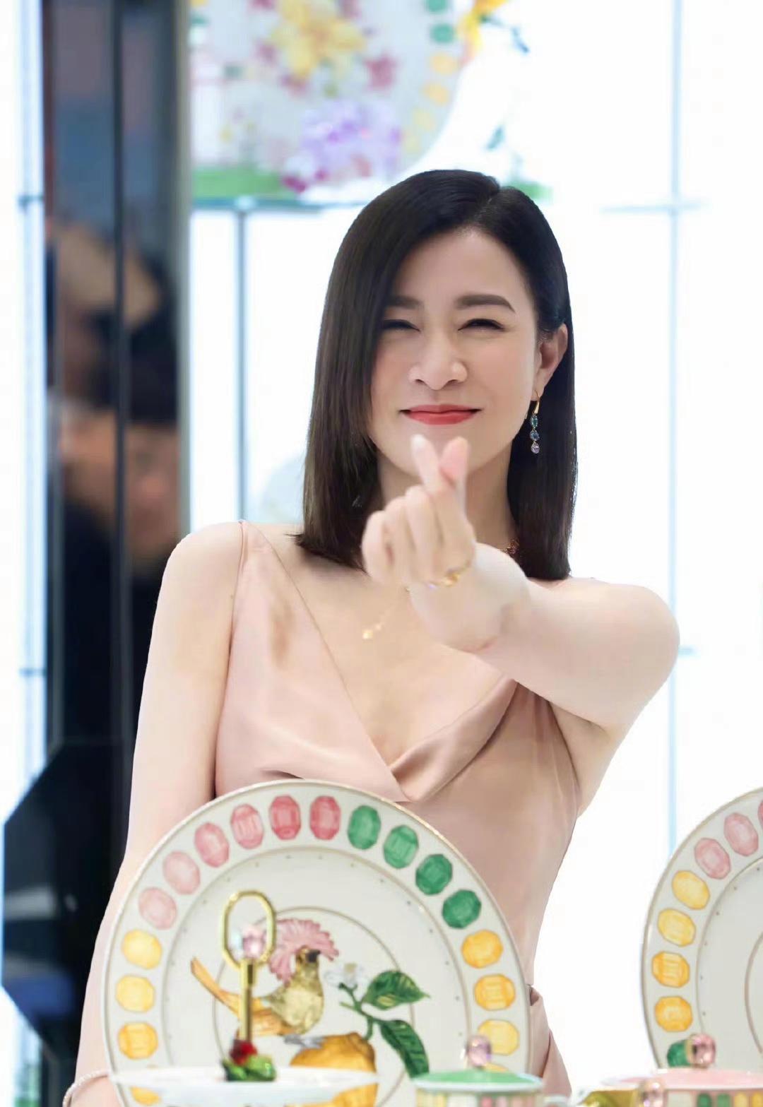 哇，这样的佘诗曼好美呀！被她的笑容治愈了，一眼看去心中烦恼瞬间消失得无影无踪。不