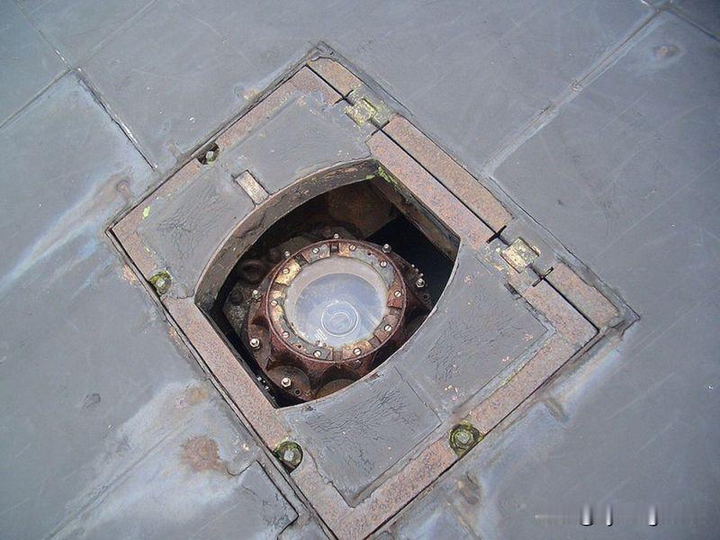 你以为潜艇没有眼睛吗？

它们有。不过不是用来发现鱼群的，而是用来侦察冰情的。