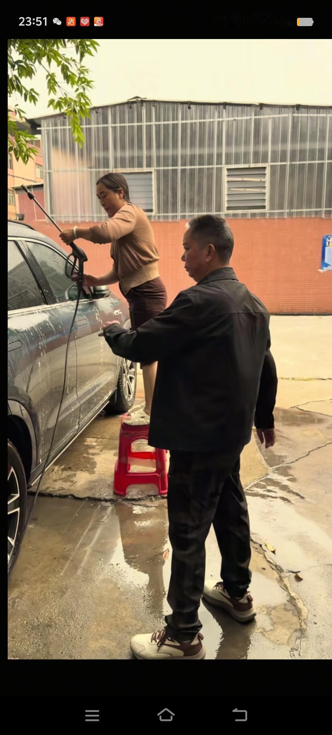 邓博看到爸爸妈妈正在洗车，便跟他们开玩笑，说要把自己的车也一并洗了。妈妈十分风趣