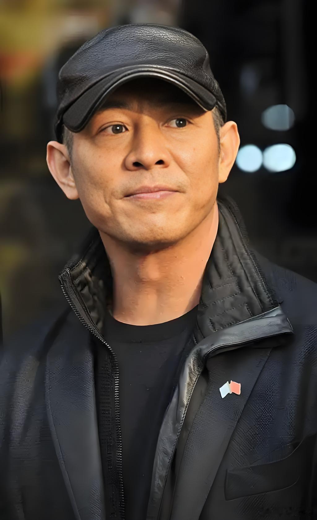李连杰短剧实绩老牌功夫巨星跨界短剧，成绩照样能打！放下主角光环甘愿做配角，手把手