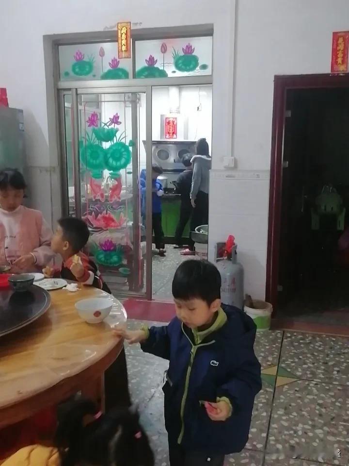 放假一大堆小孩，不是玩就是打架或者整天吃这吃那的！