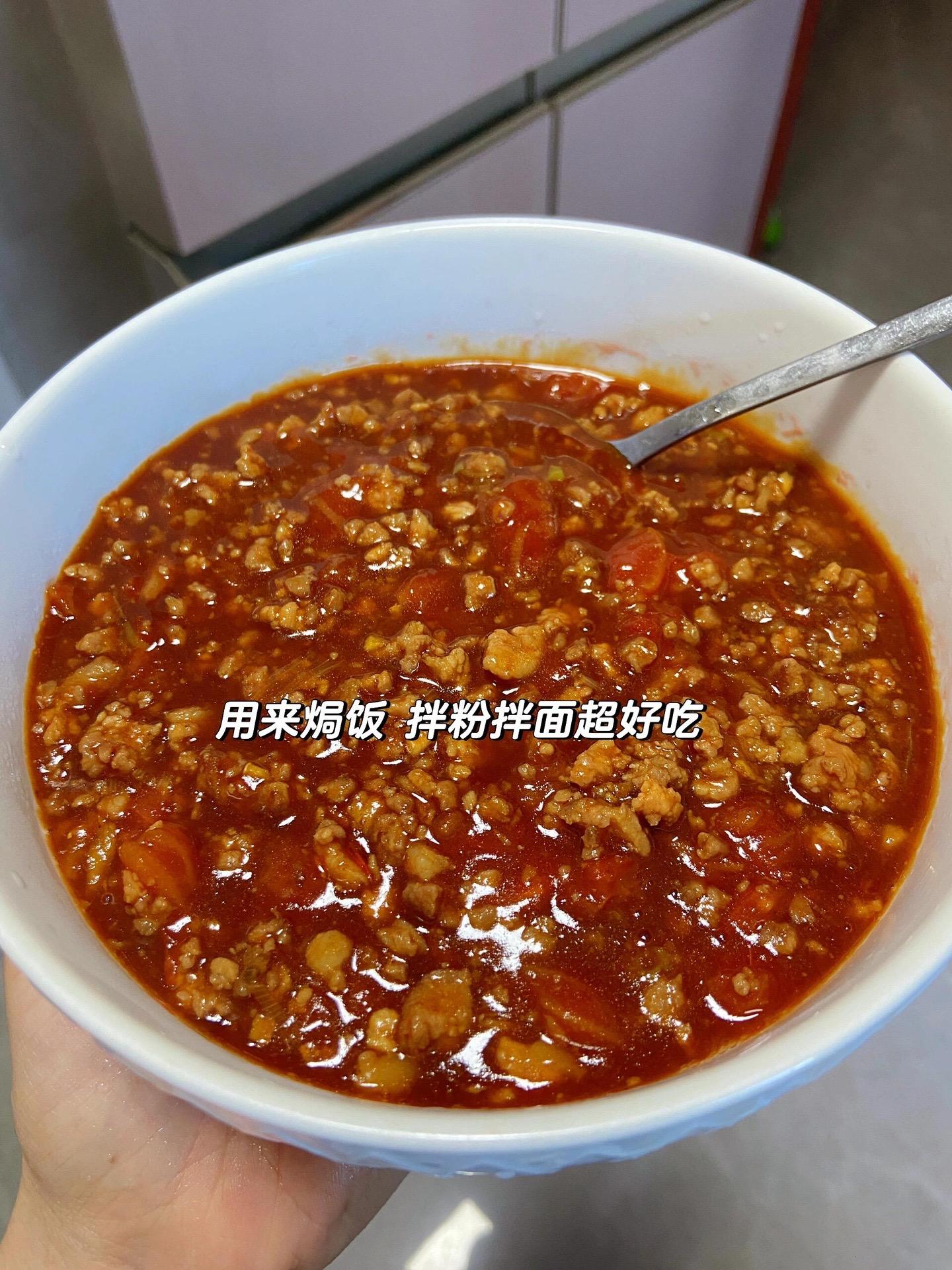 拌饭拌面都好吃的肉酱做法。自己炒的番茄肉酱，吃起来感觉就是特别新鲜
每一根面条上都裹满了肉酱和茄汁
好吃到光盘
🍿做法
1. 番茄去皮切小块，半肥瘦猪肉利碎，葱姜末少许。
2.调酱汁：生抽＋蚝油＋番茄酱＋盐＋白糖＋少许鸡精＋生粉＋半碗清水。
3.把肉未炒至发白，加米酒去腥，再加姜葱炒香，炒到肉末开始出油。
4. 倒入番茄炒软，再倒入酱汁，煮到浓稠起泡泡出锅。
5. 面条煮好过冷水沥干，码上肉酱和葱花拌匀即可。