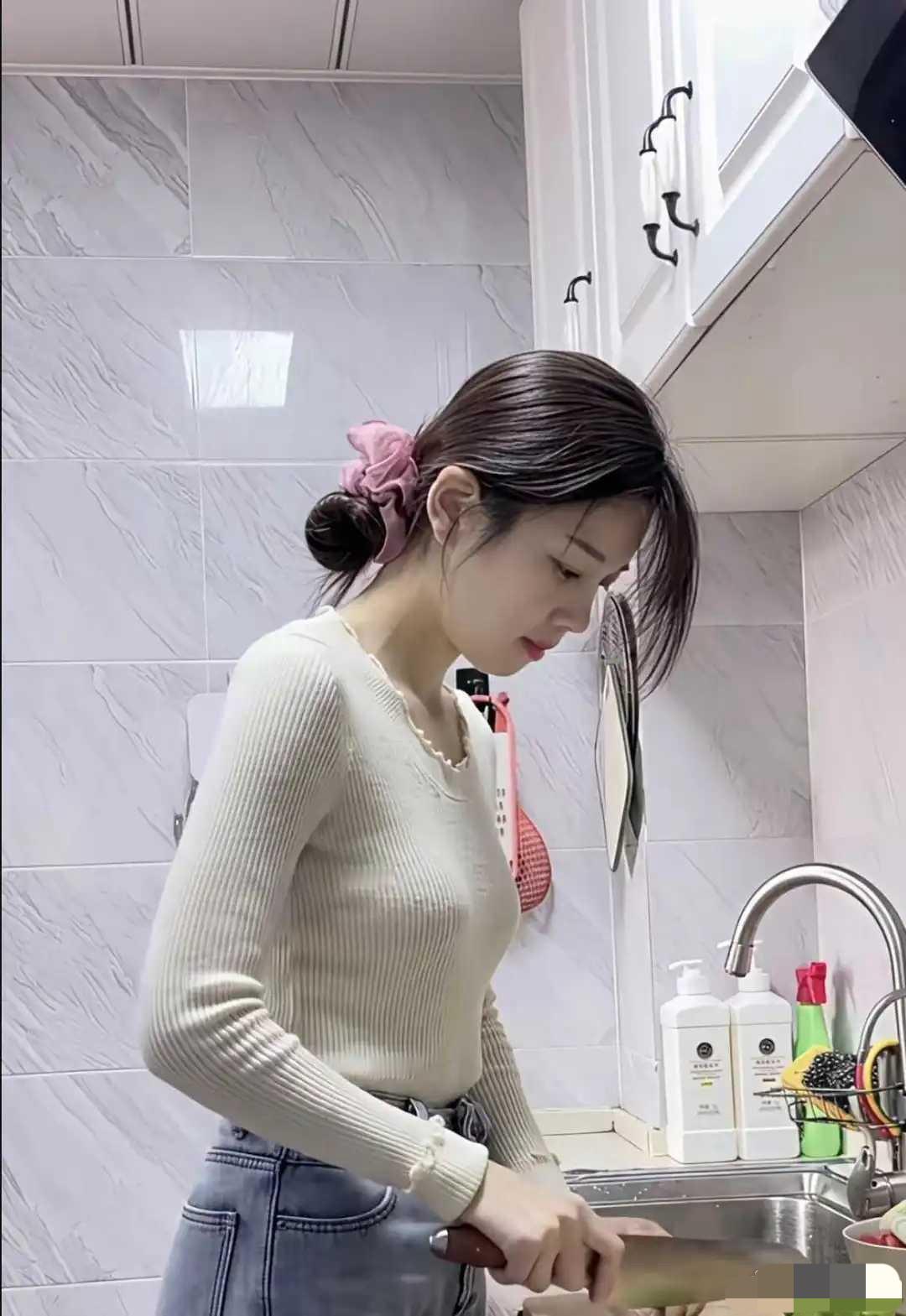 能上厅堂下厨房，
谁能娶到好姑娘。
这是修来的福气，
生活肯定很吉祥。