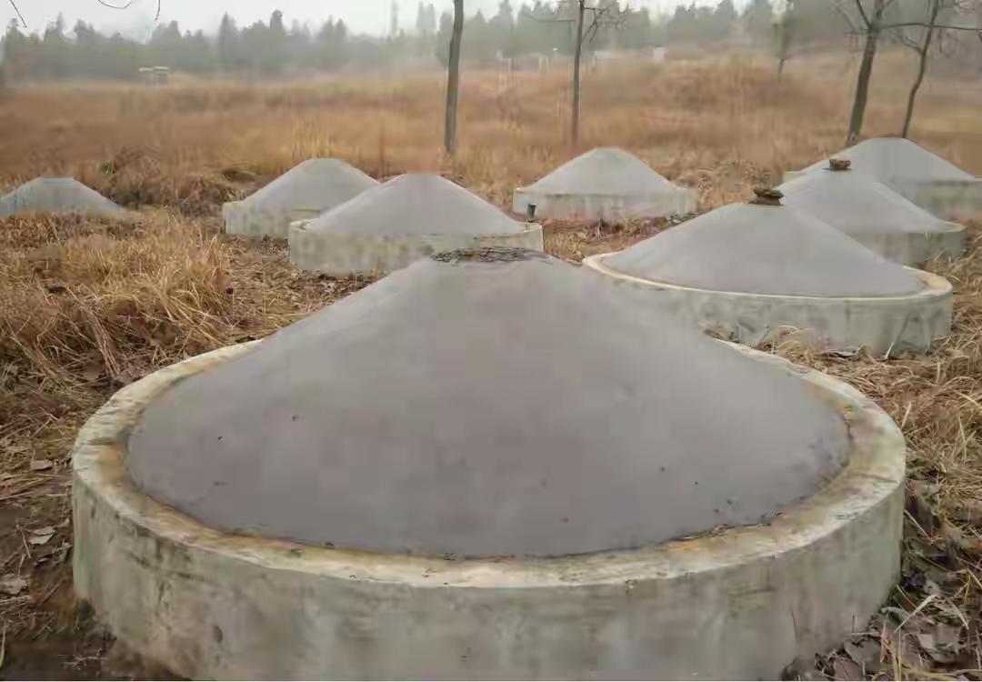 大家猜猜这是些什呢？一般人都猜不到吧！
原来这个山东某地的山上的坟墓，在大家的心