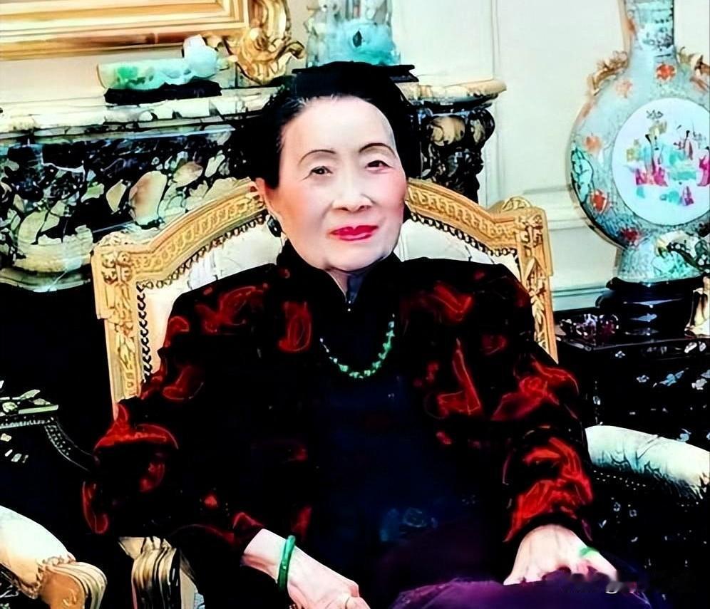 1991年，定居纽约别墅的宋美龄身着华服、佩戴珠宝，屋内古董珍宝无数，尽显华贵。