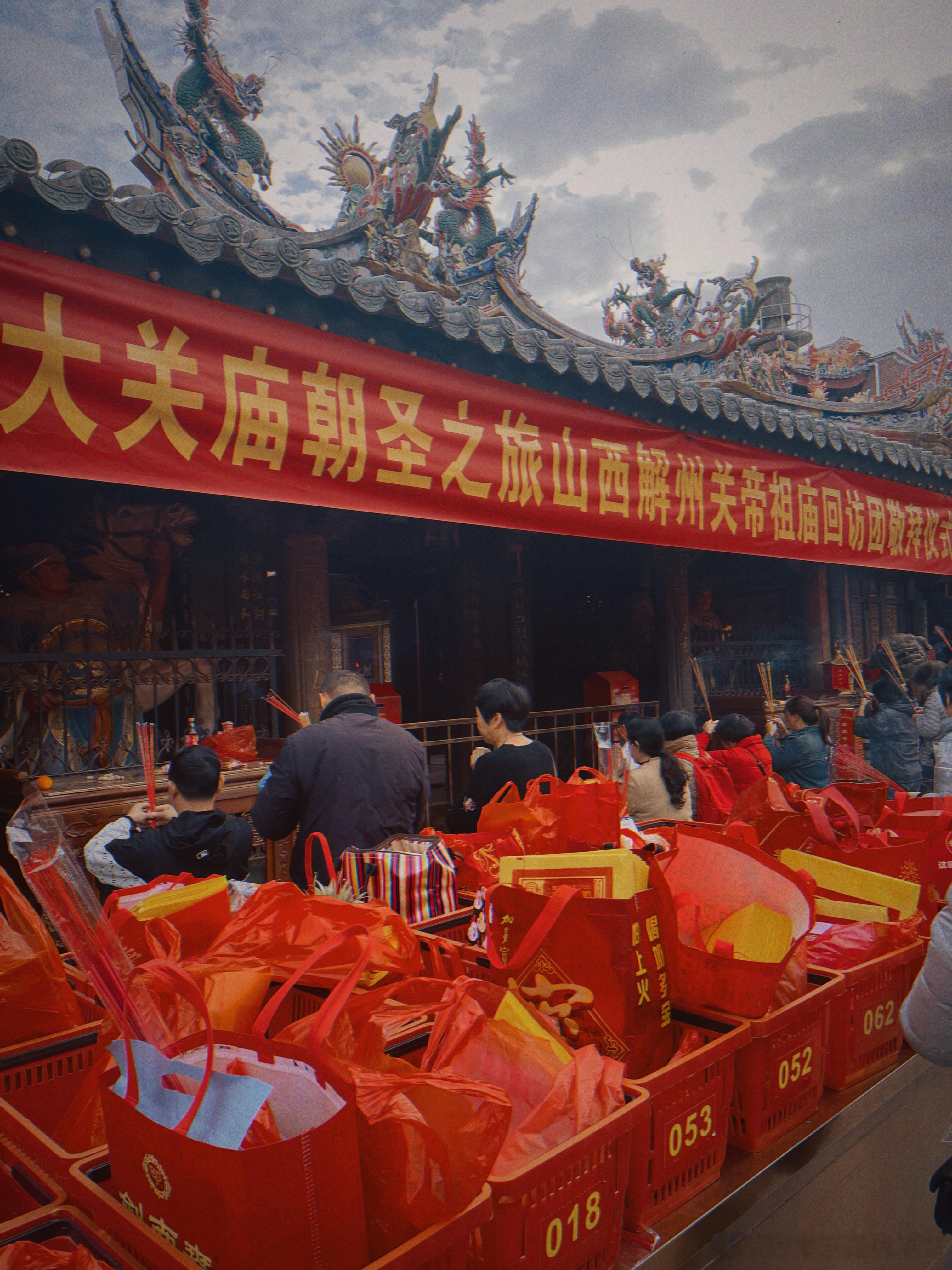 泉州当地人气最旺的民俗文化聚集地是关岳庙，一早香火就很旺。文旅做的很多东西都很融