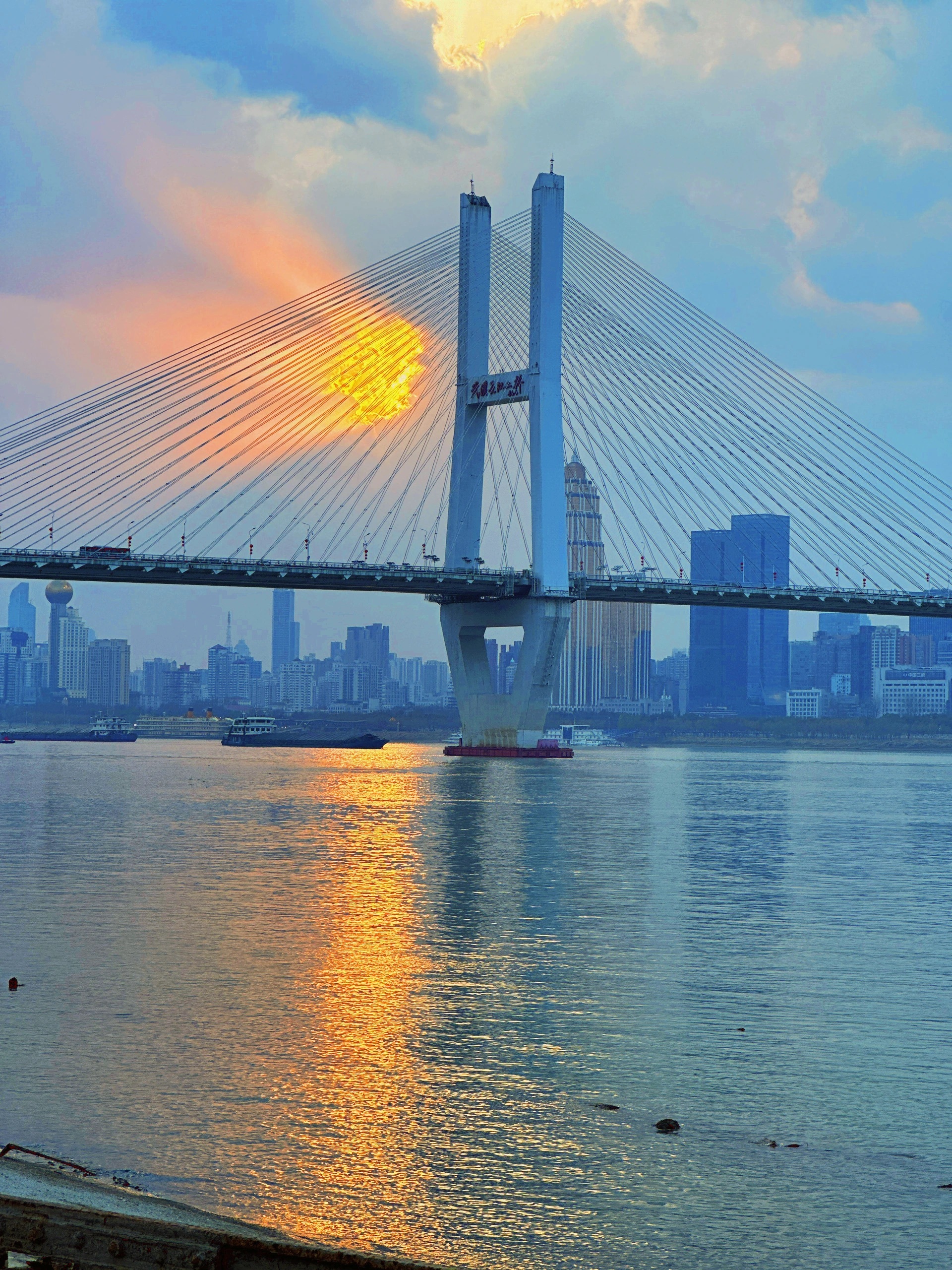 “丁达尔效应发生时，光就有了形状”-当你抬起头时，会发现每天的🌅日出日落🌇都