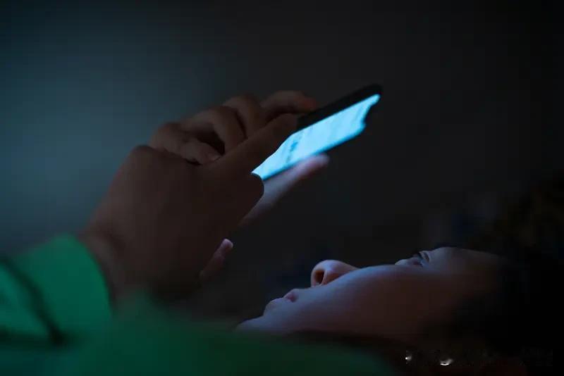 关灯睡好还是开灯睡关灯睡能营造安静的睡眠氛围，减少外界干扰。