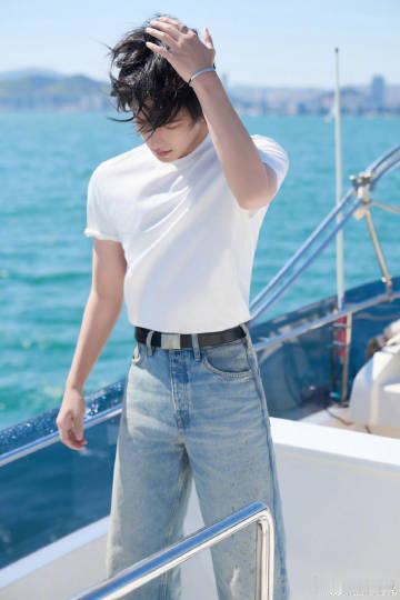 杨洋海边明媚少年 对我而言，杨洋就是那个灼灼其华的夏日少年，他的每一个瞬间，无不