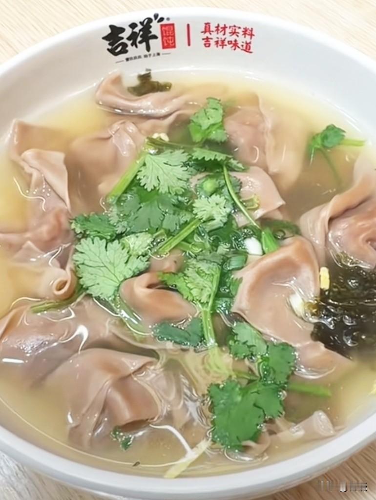 我没吃过生椰拿铁馄饨，但看过一个相关视频，对此略知一二。
上海有一家店推出了生椰