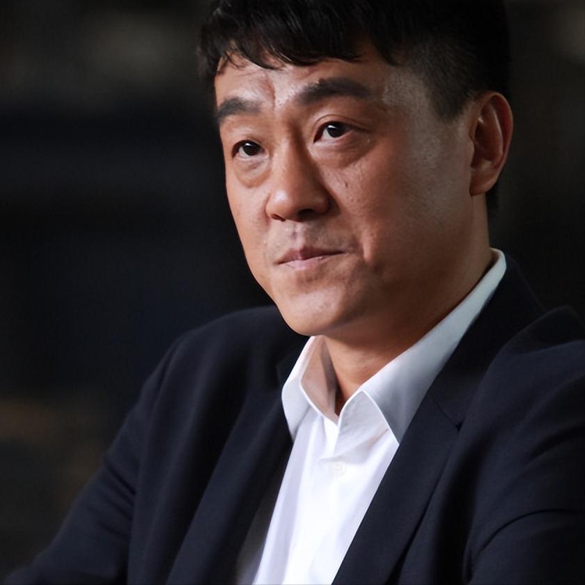 演员，何冰说，人艺培训的独特性，真是让人匪夷所思，有一次请来了一个俄罗斯导演，给