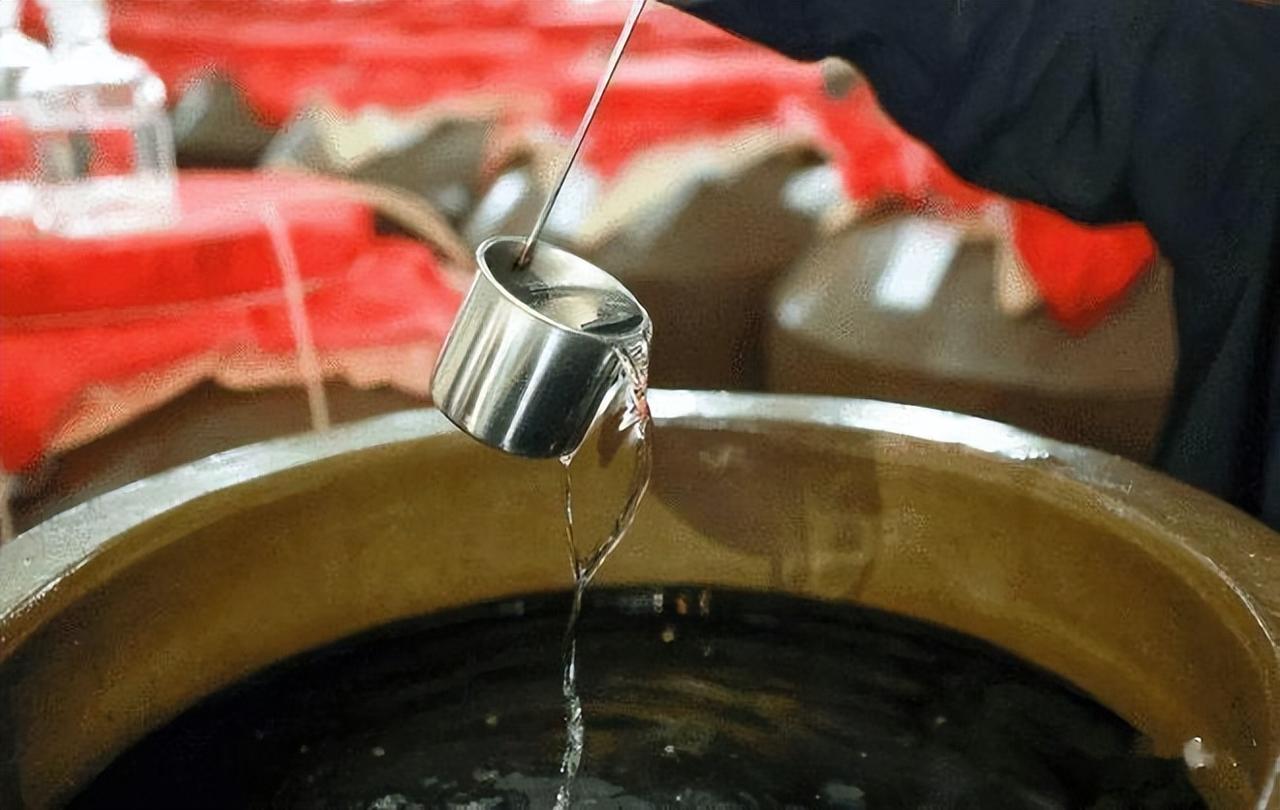 不管粮食酒，酒精酒，其实你喝的白酒，都是勾兑酒，只是你不知道

大多数人喝白酒，