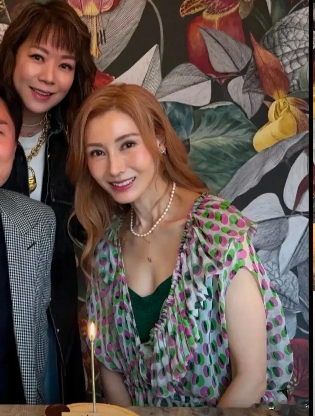 李嘉欣56岁生日宴！低V裙难掩颈纹深似沟，最美港姐也逃不过岁月这把杀猪刀！

6