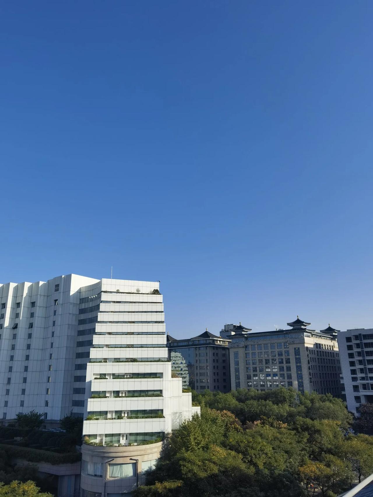 #随手拍一张天空照#大家看到的就是我们换个角度看的西安古典园林式宾馆，很受欢迎西