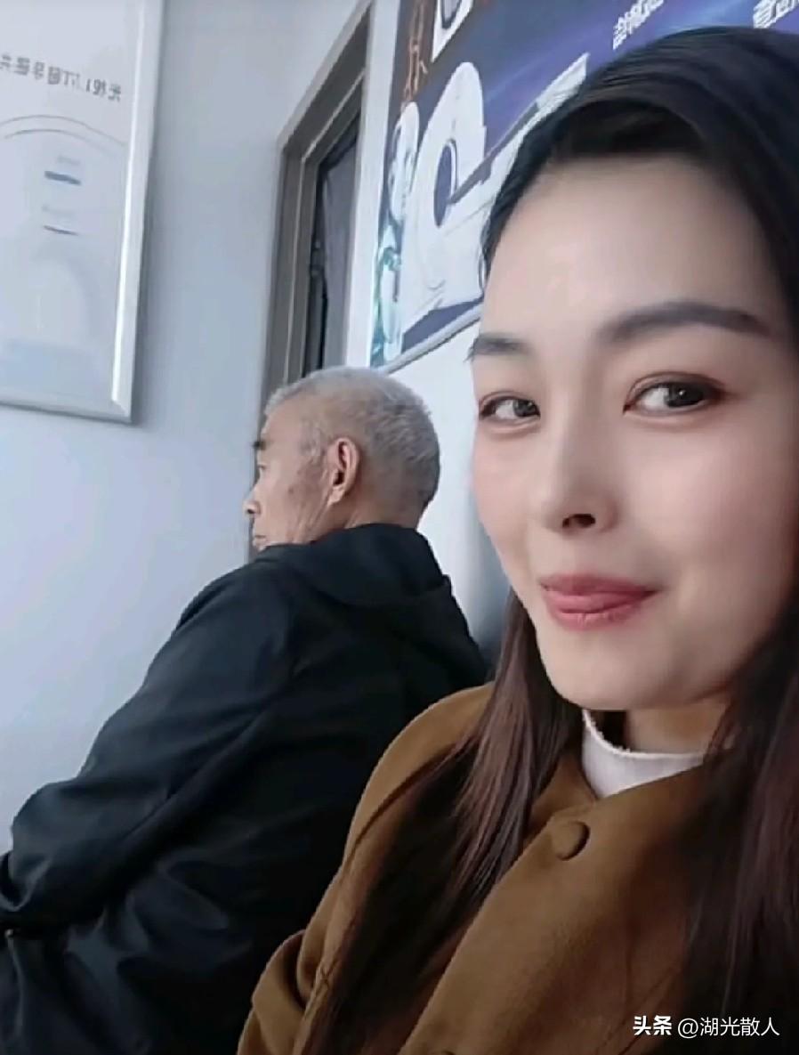 闺女，你忘了流着鼻涕赖在爸肩膀上不肯下来的场景吗？
现在，爸爸老了，他的肩膀再也