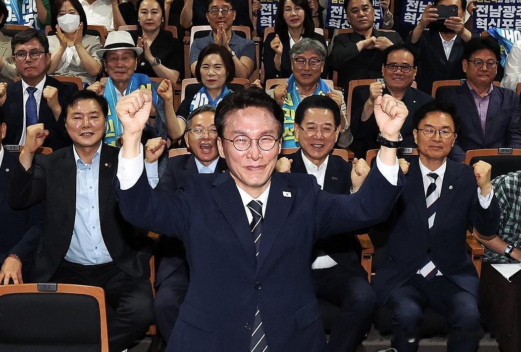 金民锡正式参选党首，韩国共同民主党形成三方博弈格局

7月6日，韩国前国务总理金