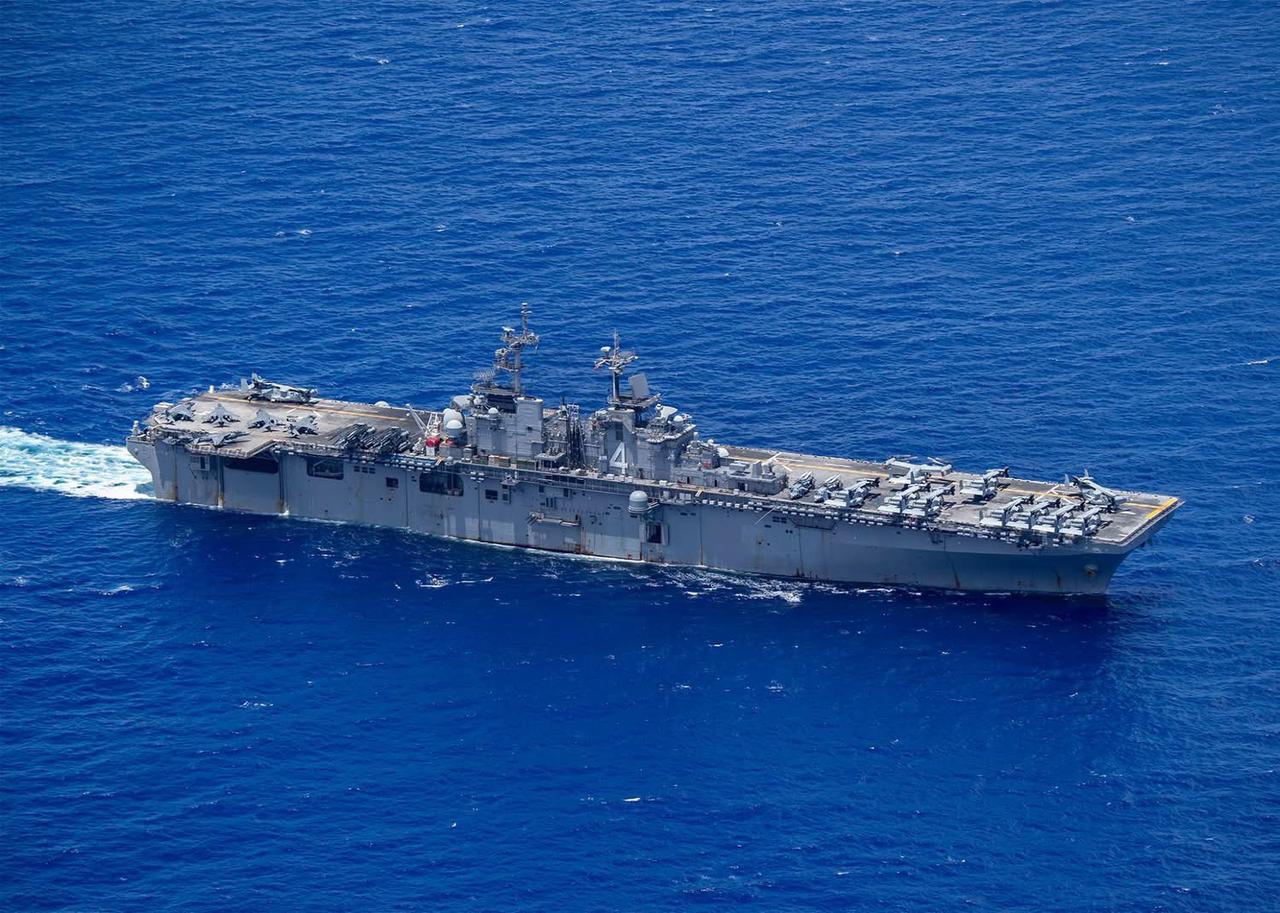 继“的黎波里”号之后，美国派出LHD-4“拳师”号两栖攻击舰搭载2500名陆战队