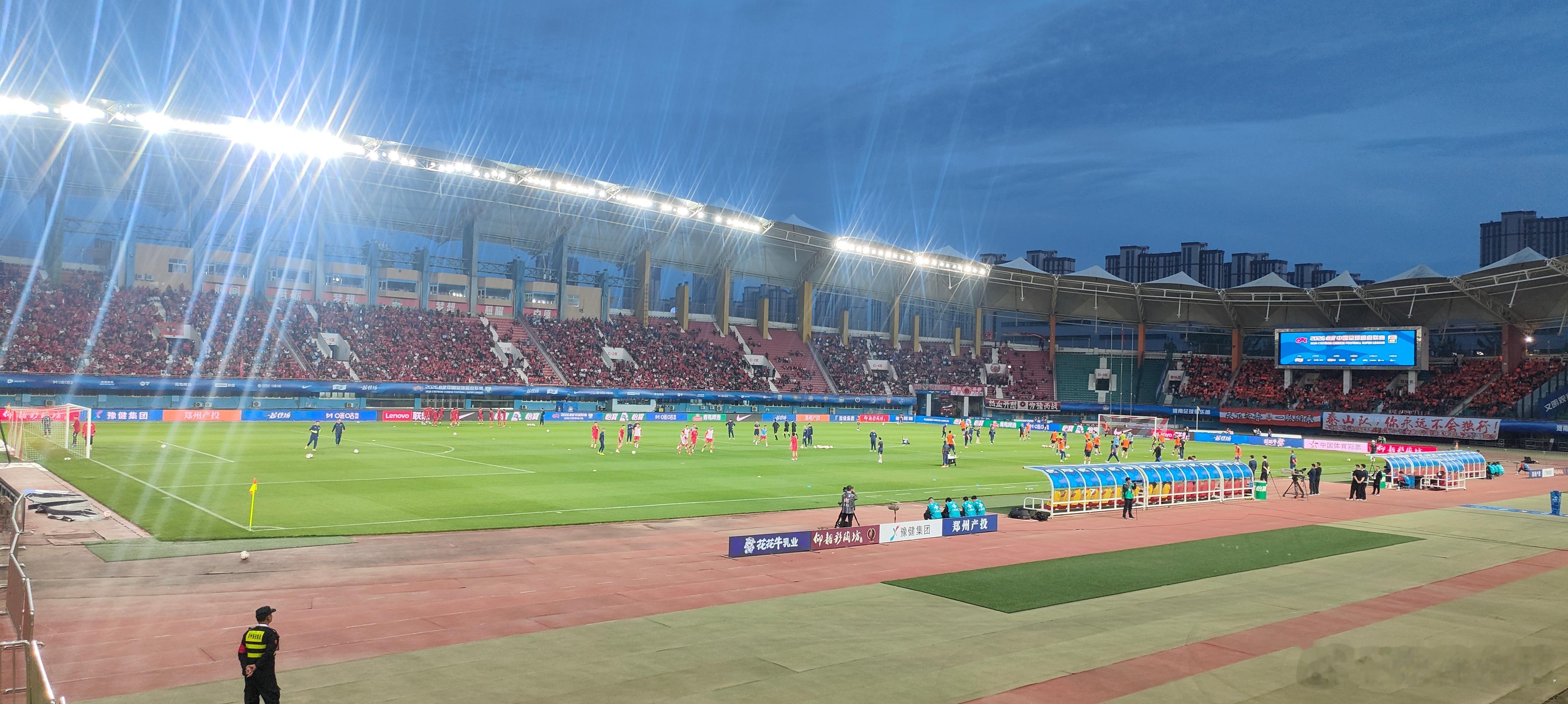 第二次来到航体！还是不由得再次感叹，足球真是世界第一运动！人真多啊老徐说球之旅河