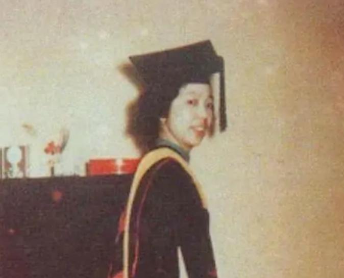 1957年，美国海关私吞了一个中国女人行李箱里面的6800美金，她却开心地笑了。