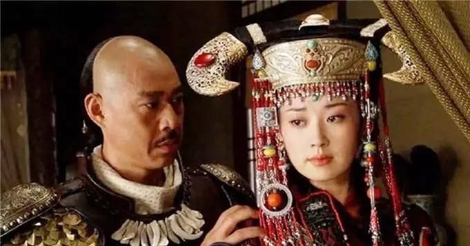 1587年深夜，努尔哈赤与妻儿已熟睡，但警觉的努尔哈赤听到院中有异响立马就醒了，