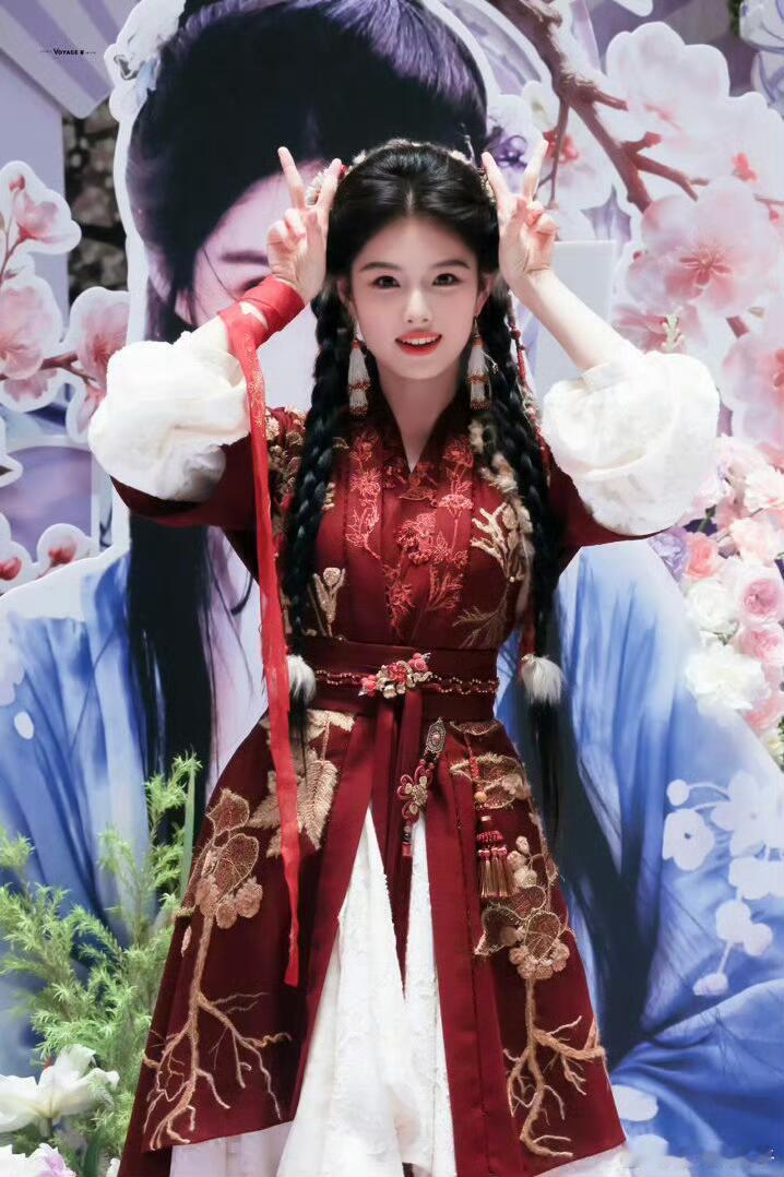 艾米百妖谱出妆，这个妆造挺好看的哎！ 
