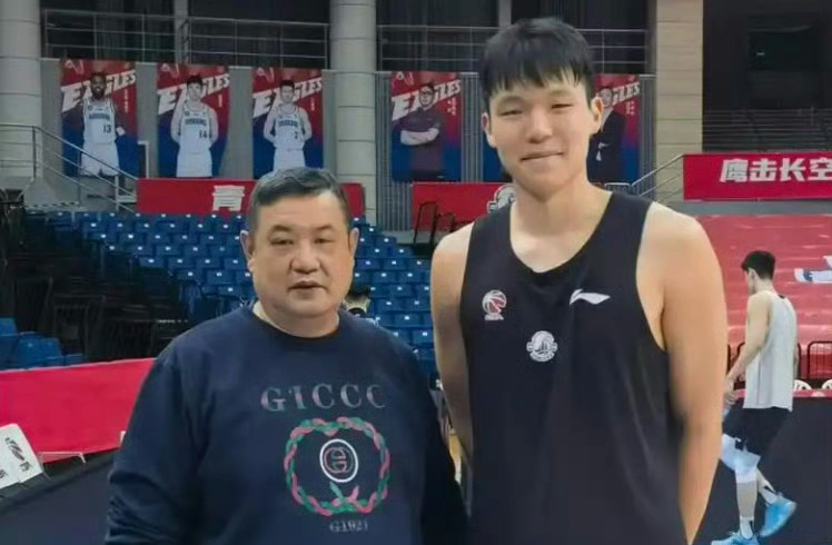 杨瀚森的恩师，前青岛男篮青训总监徐长锁指导因病辞世，年仅52岁。回想到2019年